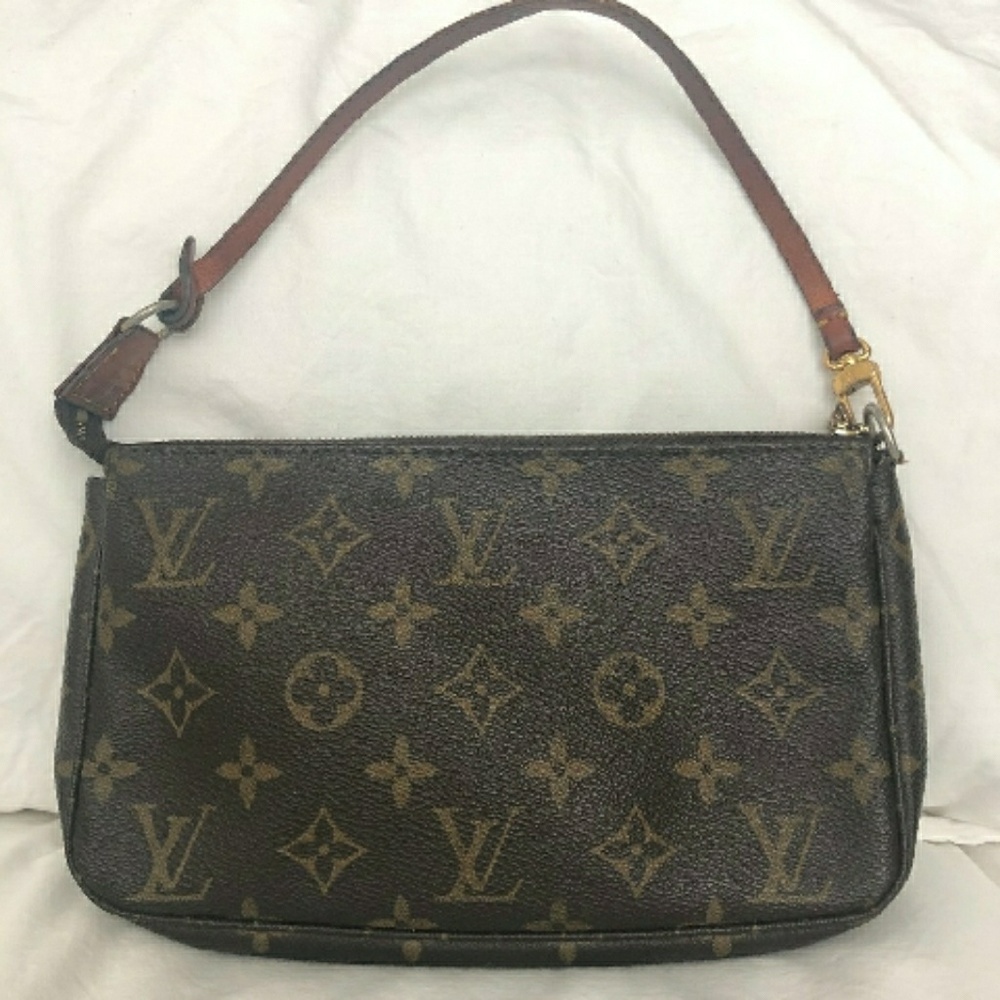 Authentic Louis vuitton monogram pochett.